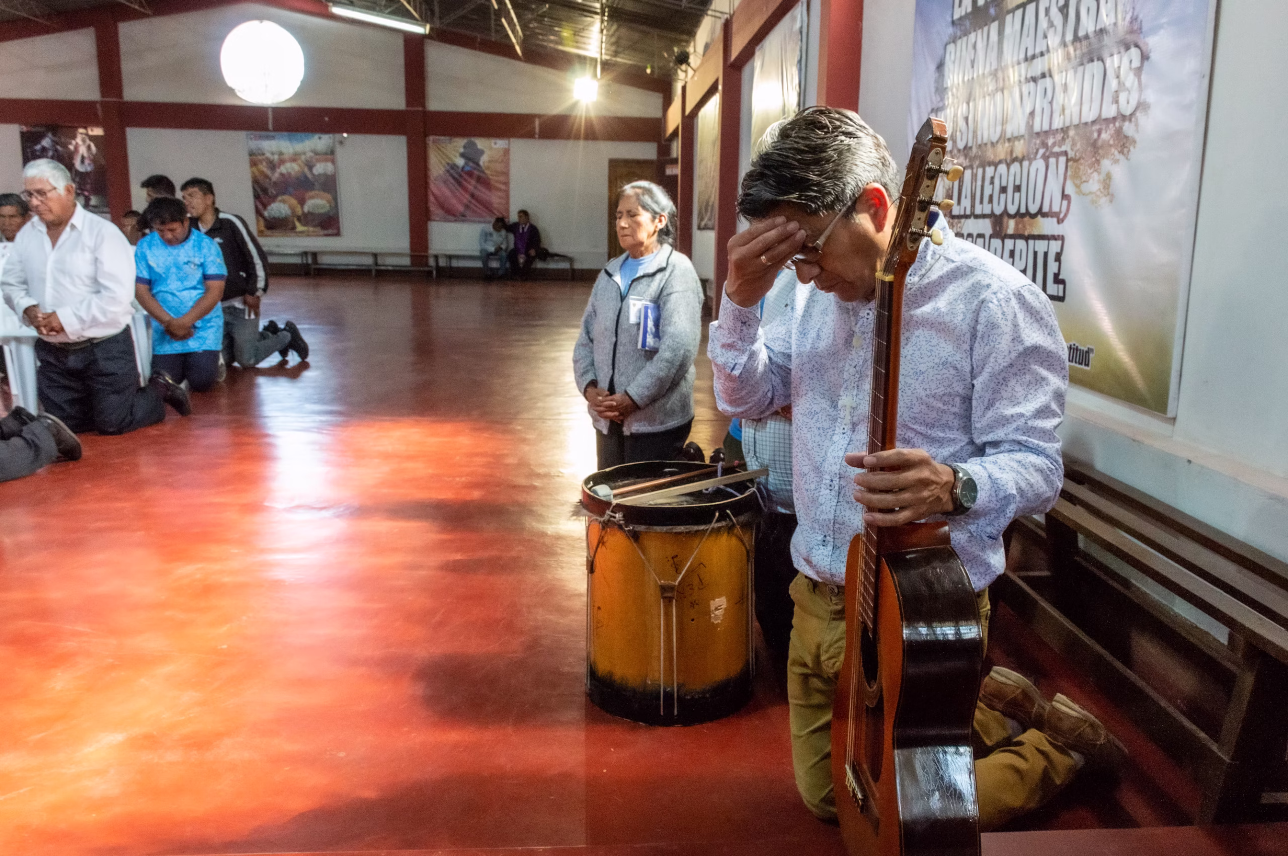 Músicos tocando instrumentos folclóricos argentinos en un evento.